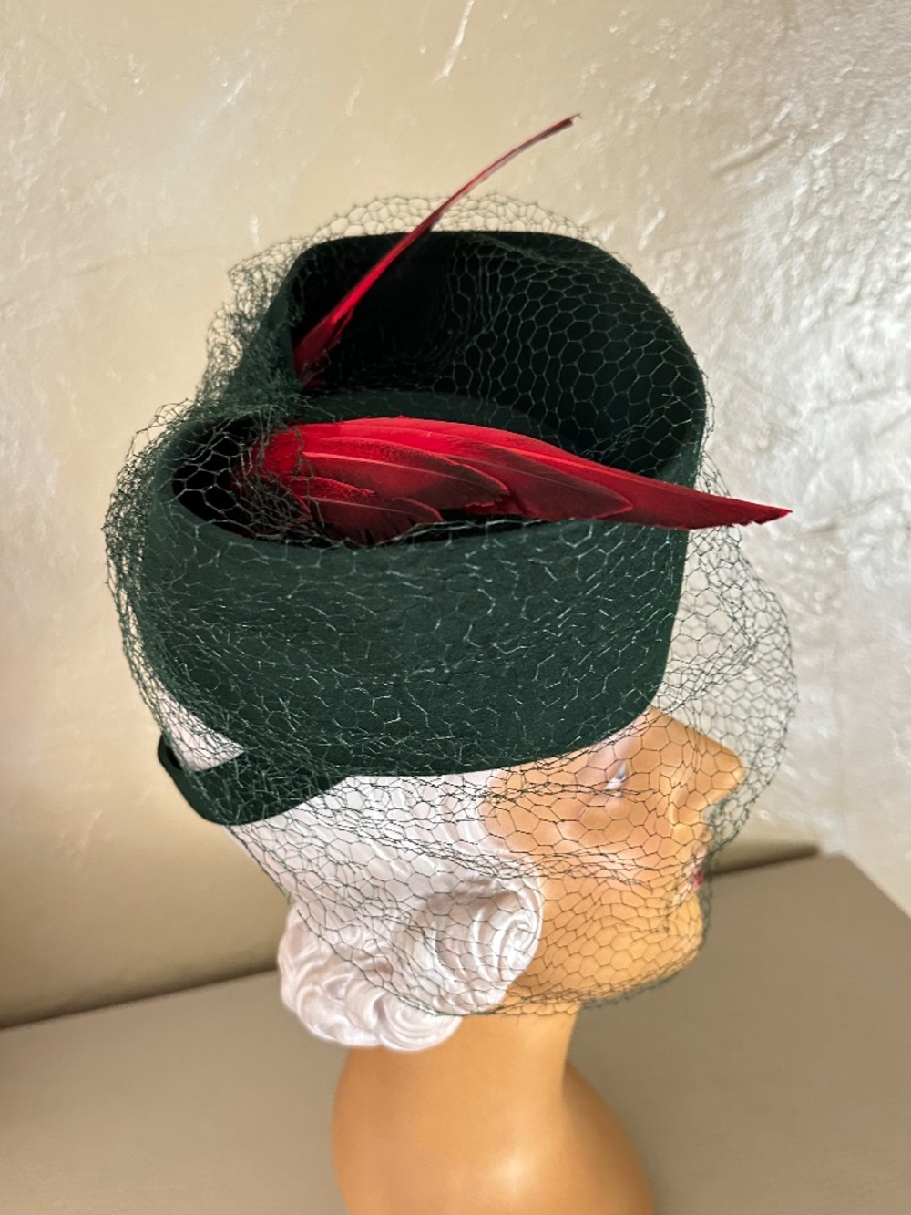UNIQUE 1940s' GREEN FELT TILT HAT + 2 RED FEATHER "WINGS", FULL VEIL & BROOCH